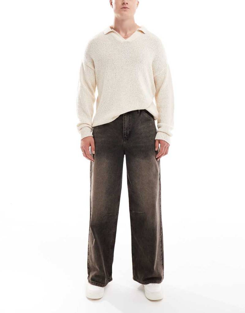 ASOS DESIGN - Super-Baggy-Jeans in verwaschenem Braun mit Stickerei-Schwarz von ASOS DESIGN