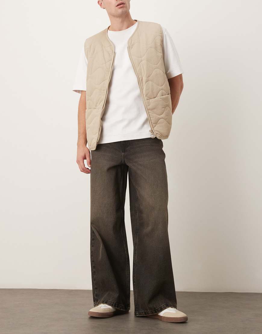 ASOS DESIGN - Super-Baggy-Jeans in verwaschenem Schwarz mit Braun-Tönung von ASOS DESIGN