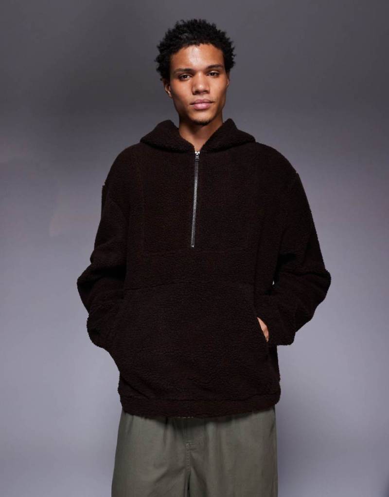 ASOS DESIGN - Super-Oversize-Kapuzenpullover aus Fleece in Braun mit Stehkragen und kurzem Reißverschluss-Brown von ASOS DESIGN