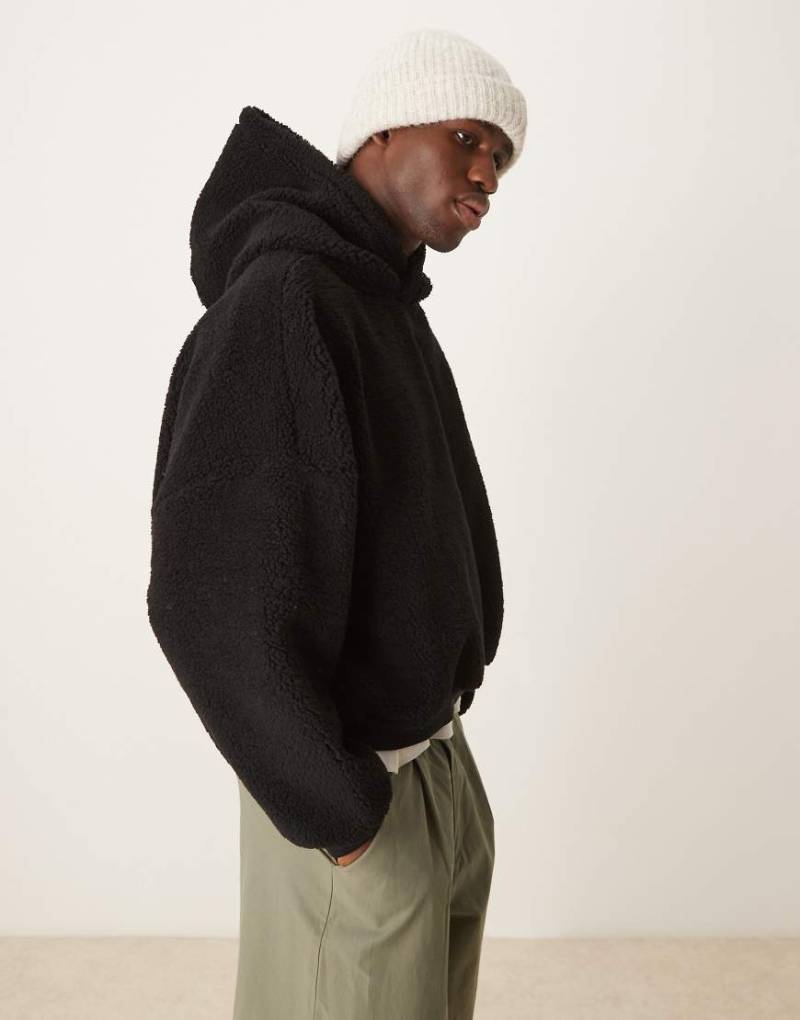 ASOS DESIGN - Super-Oversize-Kapuzenpullover aus Teddyfell in Schwarz mit kurzem Schnitt von ASOS DESIGN