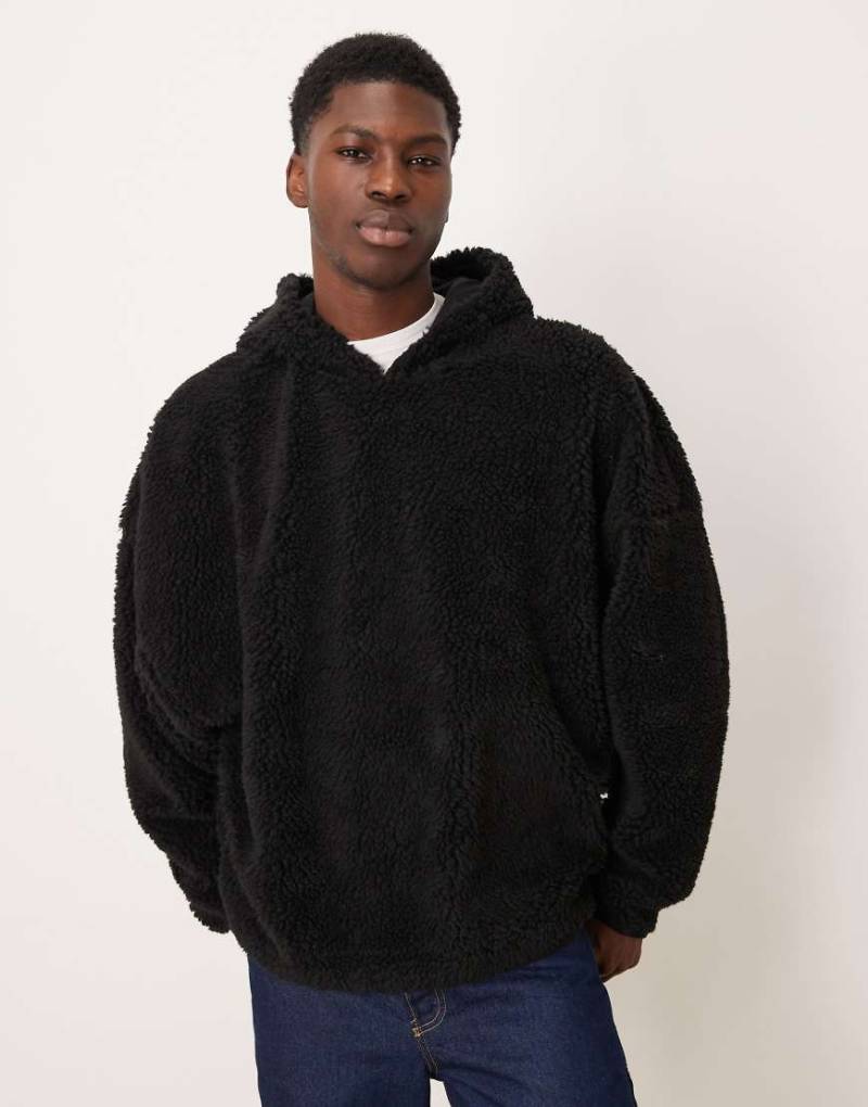 ASOS DESIGN - Super-Oversize-Kapuzenpullover aus Teddyfell in Schwarz von ASOS DESIGN