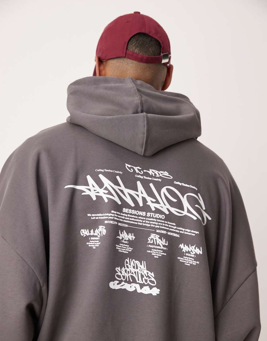 ASOS DESIGN - Super-Oversize-Kapuzenpullover in Anthrazit mit Text-Rückenprint-Grau ASOS DESIGN - Super-Oversize-Kapuzenpullover in Anthrazit mit Text-Rückenprint-Grau von ASOS DESIGN