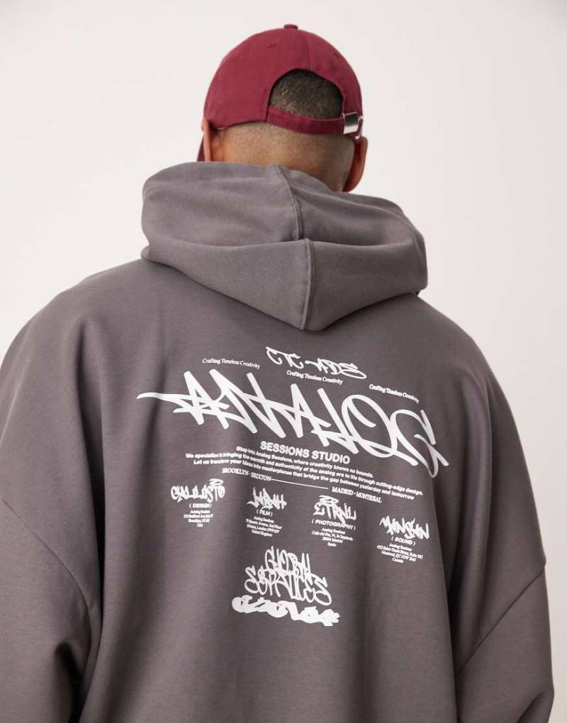 ASOS DESIGN - Super-Oversize-Kapuzenpullover in Anthrazit mit Text-Rückenprint-Grau von ASOS DESIGN