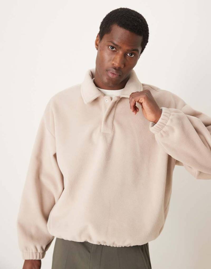 ASOS DESIGN - Super-Oversize-Pullover aus strukturiertem Fleece in Ecru mit kastigem Schnitt und Polokragen-Neutral von ASOS DESIGN