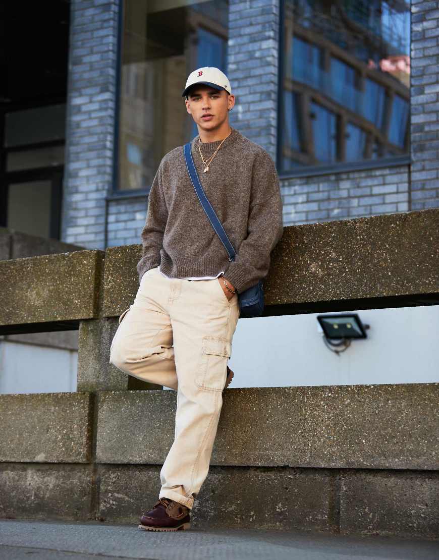 ASOS DESIGN - Super-Oversize-Strickpullover in Boxy-Passform in meliertem Braun mit Rundhalsausschnitt von ASOS DESIGN