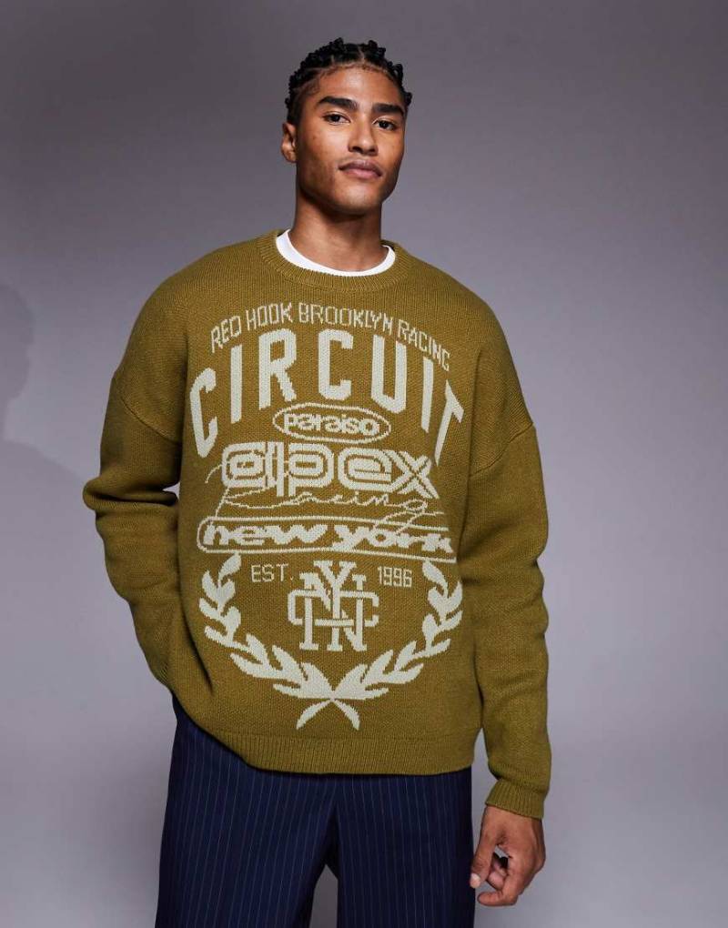 ASOS DESIGN - Super-Oversize-Strickpullover in Grün mit Motocross-Schriftzug von ASOS DESIGN