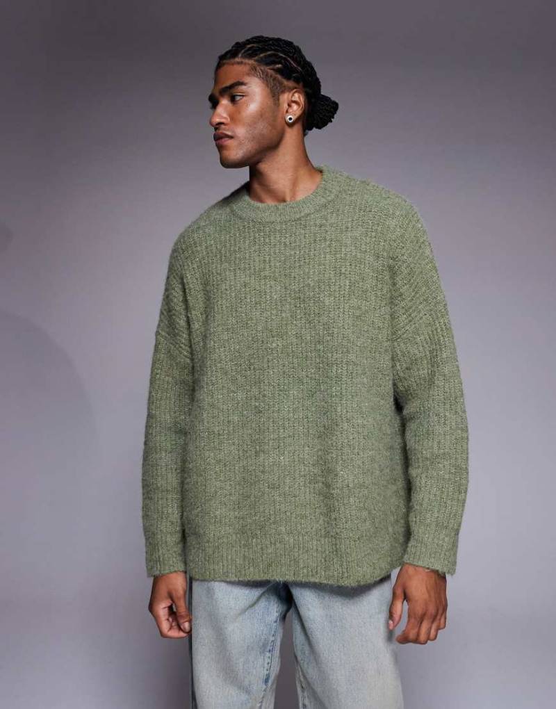 ASOS DESIGN - Super-Oversize-Strickpullover in meliertem Salbeigrün mit Rundhalsausschnitt von ASOS DESIGN