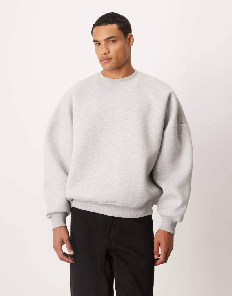 ASOS DESIGN - Sweatshirt aus schwerem neoprenartigem Material in meliertem Grau mit extremer Oversize-Passform von ASOS DESIGN