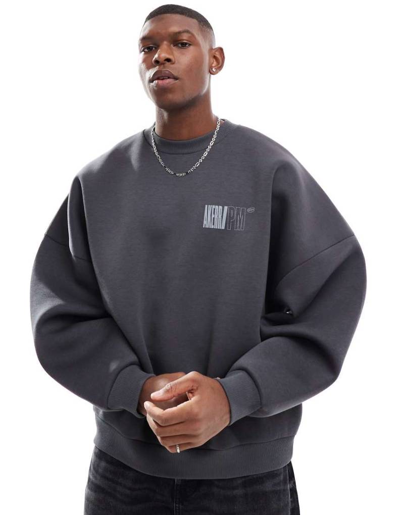 ASOS DESIGN - Super-Oversize-Sweatshirt aus Neopren-Stoff in Grau mit Brust-Print von ASOS DESIGN