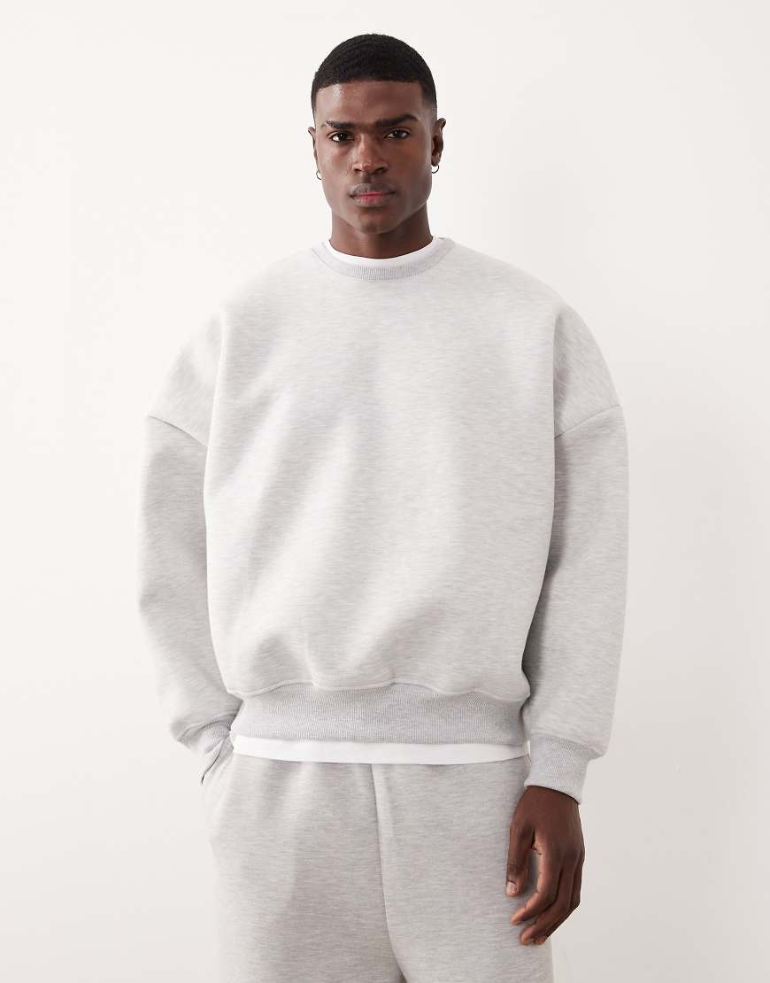ASOS DESIGN - Sweatshirt aus schwerem, neoprenartigem Material in meliertem Weiß mit extremer Oversize-Passform-Grau von ASOS DESIGN