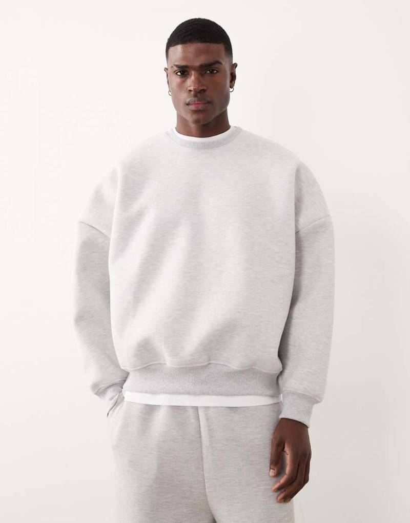 ASOS DESIGN - Sweatshirt aus schwerem, neoprenartigem Material in meliertem Weiß mit extremer Oversize-Passform-Grau von ASOS DESIGN