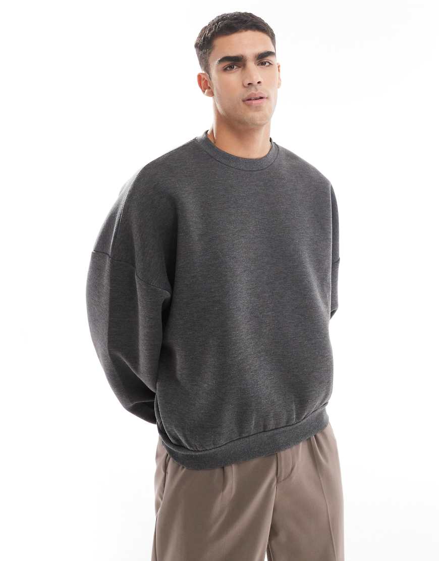 ASOS DESIGN - Super-Oversize-Sweatshirt aus schwerem Material in Neoprenoptik in Anthrazit meliert-Grau ASOS DESIGN - Super-Oversize-Sweatshirt aus schwerem Material in Neoprenoptik in Anthrazit meliert-Grau von ASOS DESIGN
