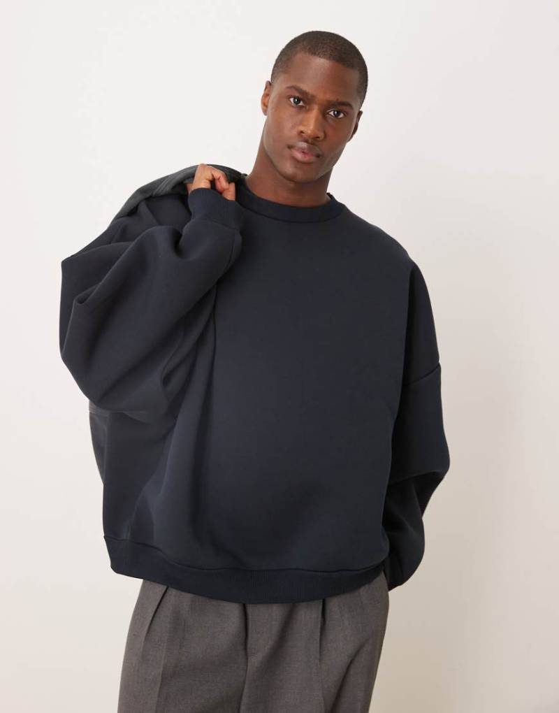 ASOS DESIGN - Sweatshirt aus schwerem, neoprenartigem Material in Marineblau mit extremer Oversize-Passform von ASOS DESIGN