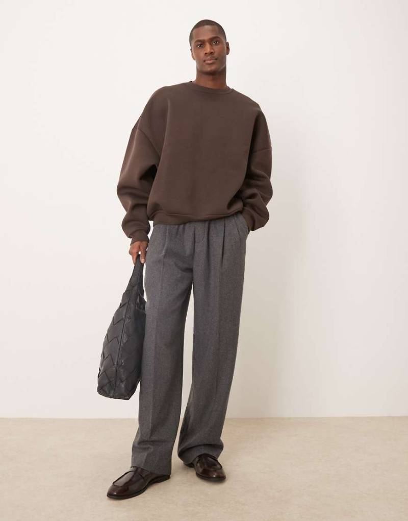 ASOS DESIGN - Super-Oversize-Sweatshirt aus schwerem Neopren-Stoff in Braun von ASOS DESIGN