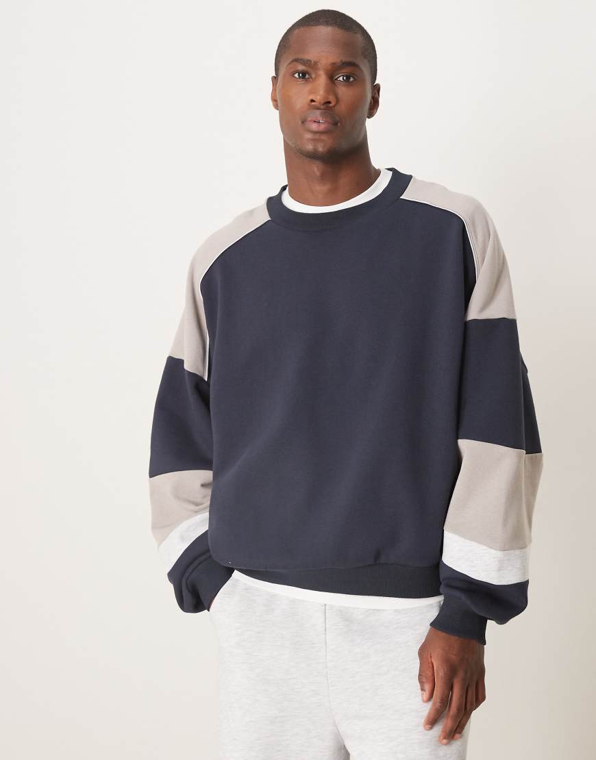 ASOS DESIGN - Kastiges Sweatshirts mit extremem Oversize-Schnitt in Grau und Farbblock-Details-Braun ASOS DESIGN - Kastiges Sweatshirts mit extremem Oversize-Schnitt in Grau und Farbblock-Details-Braun von ASOS DESIGN
