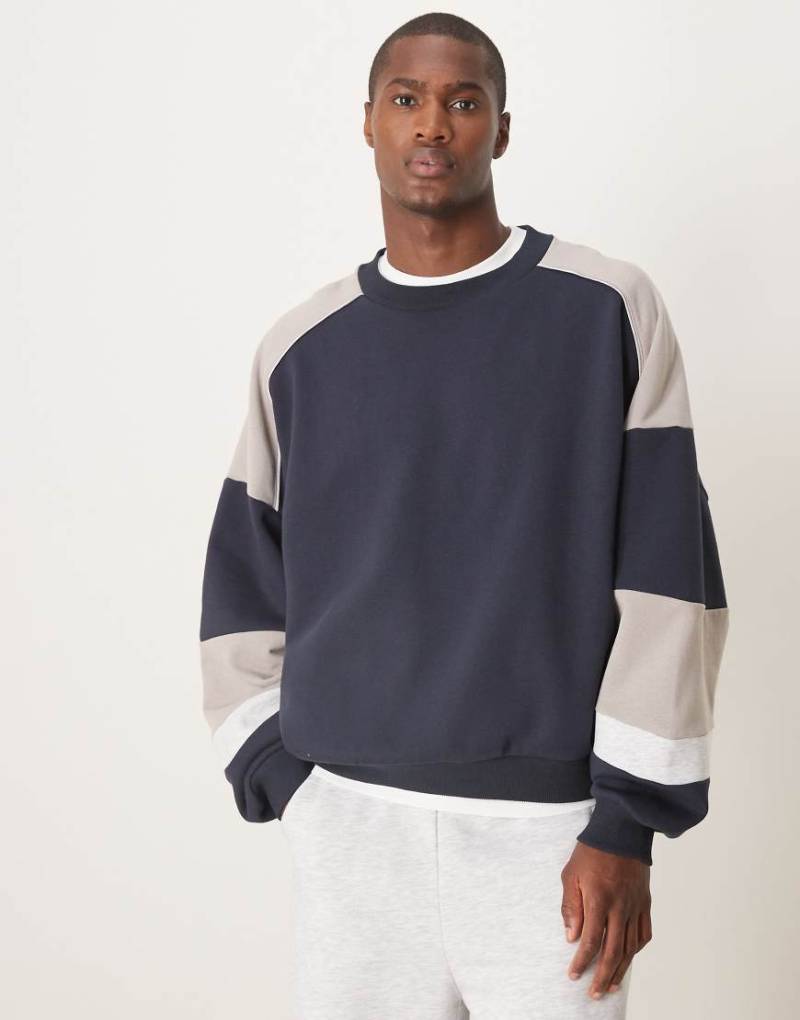 ASOS DESIGN - Kastiges Sweatshirts mit extremem Oversize-Schnitt in Grau und Farbblock-Details-Braun von ASOS DESIGN
