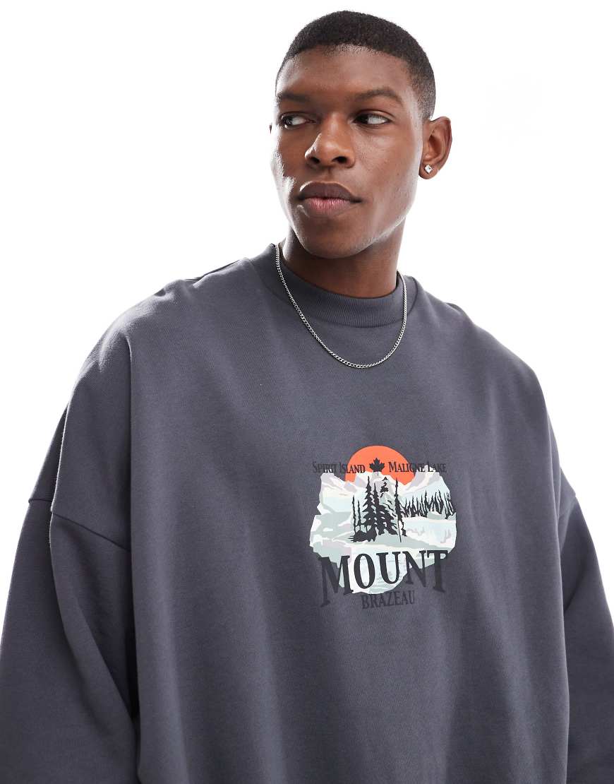 ASOS DESIGN - Super-Oversize-Sweatshirt in Anthrazit mit Druck auf der Brust-Grau ASOS DESIGN - Super-Oversize-Sweatshirt in Anthrazit mit Druck auf der Brust-Grau von ASOS DESIGN
