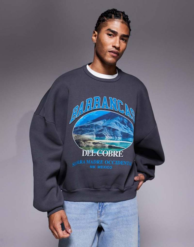 ASOS DESIGN - Super-Oversize-Sweatshirt in Anthrazit mit Print-Grau von ASOS DESIGN