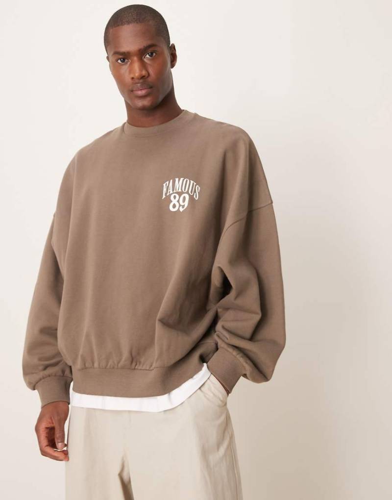 ASOS DESIGN - Super-Oversize-Sweatshirt in Braun mit Schaumprint auf Vorder- und Rückseite von ASOS DESIGN