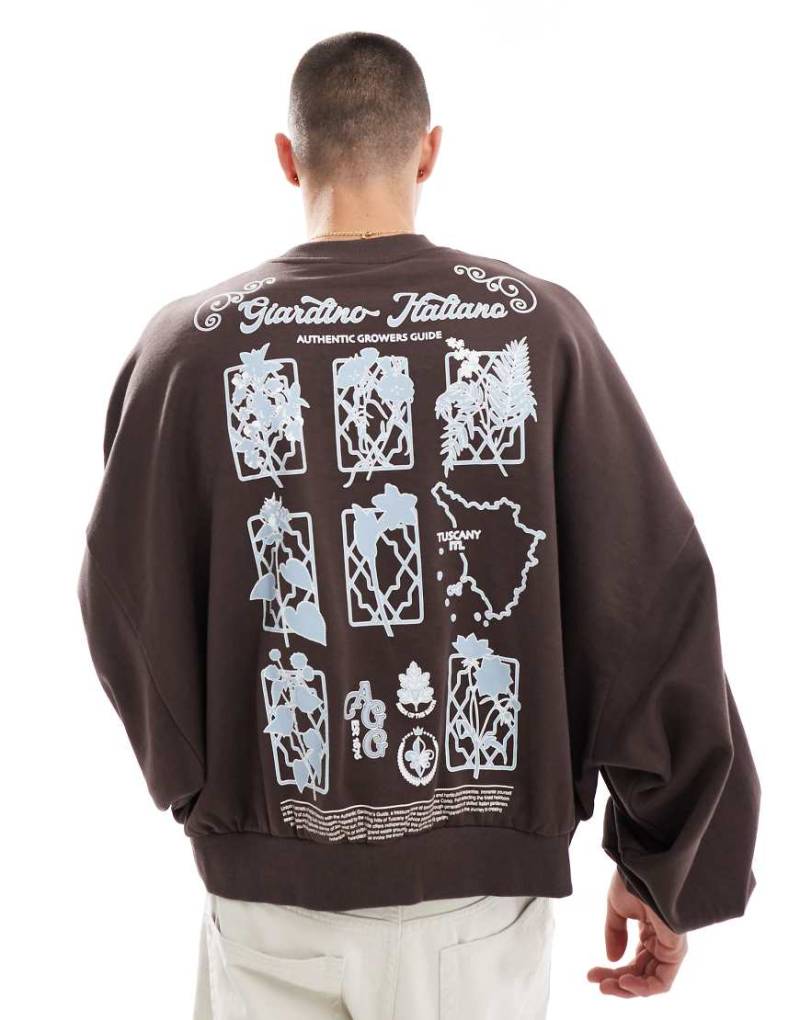 ASOS DESIGN - Super-Oversize-Sweatshirt in Braun mit floralem Rückenprint von ASOS DESIGN