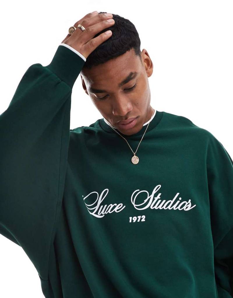 ASOS DESIGN - Super-Oversize-Sweatshirt in Dunkelgrün mit Rundhalsausschnitt und Textprint von ASOS DESIGN