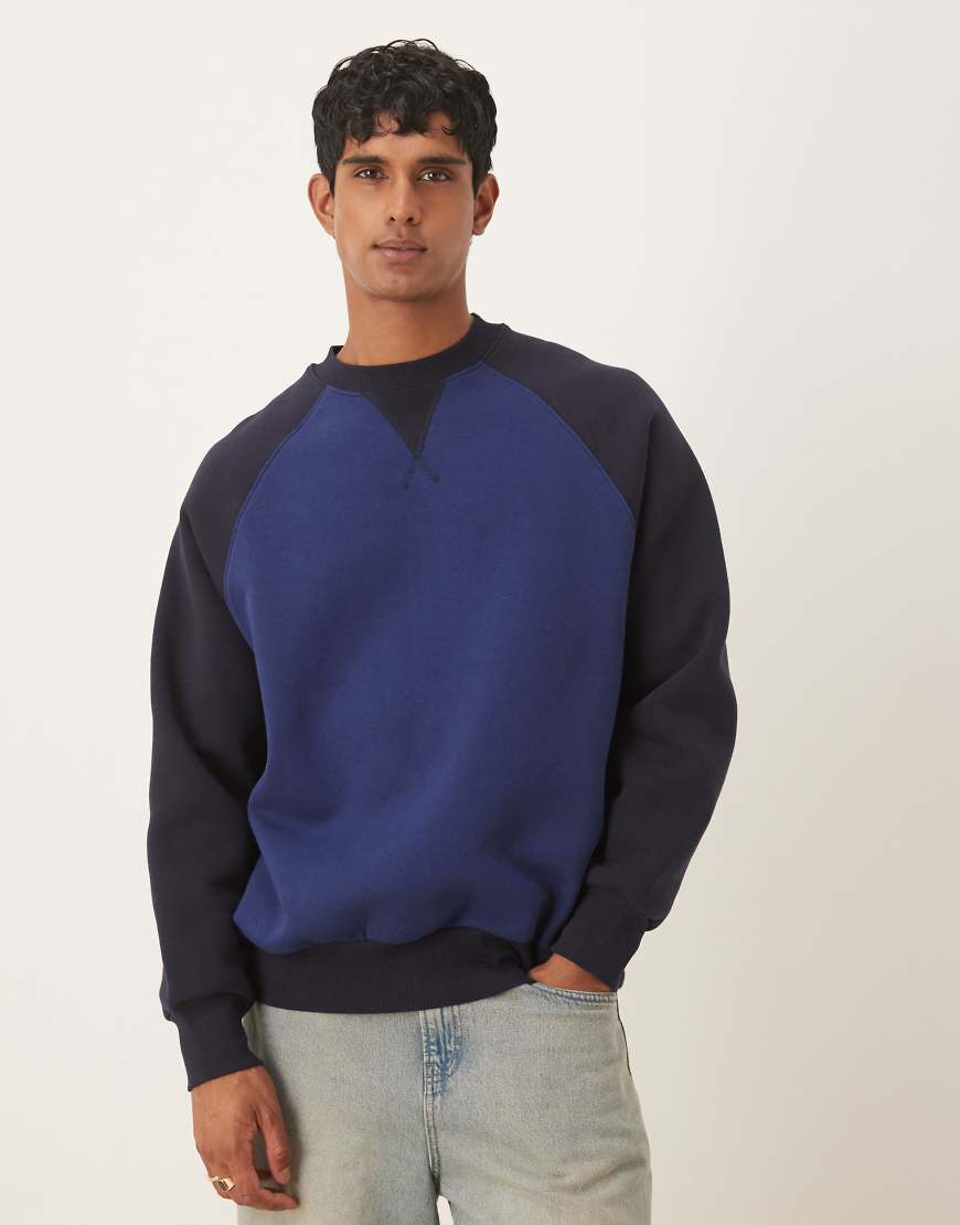 ASOS DESIGN - Super-Oversize-Sweatshirt in Marineblau mit Cut & Sew-Einsätzen und Rundhalsausschnitt ASOS DESIGN - Super-Oversize-Sweatshirt in Marineblau mit Cut & Sew-Einsätzen und Rundhalsausschnitt von ASOS DESIGN