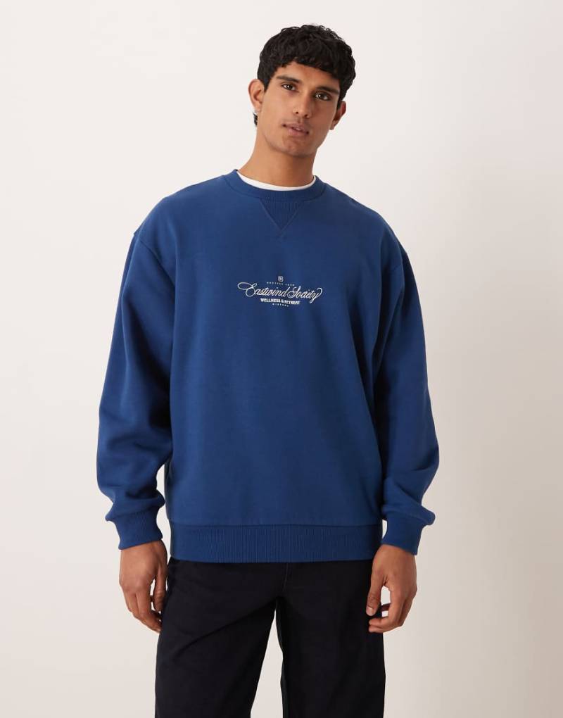 ASOS DESIGN - Super-Oversize-Sweatshirt in Marineblau mit Print von ASOS DESIGN