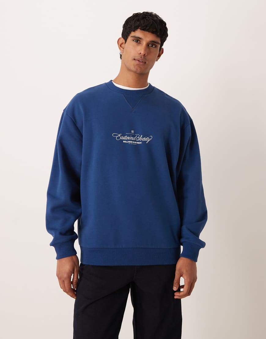 ASOS DESIGN - Super-Oversize-Sweatshirt in Marineblau mit Print von ASOS DESIGN