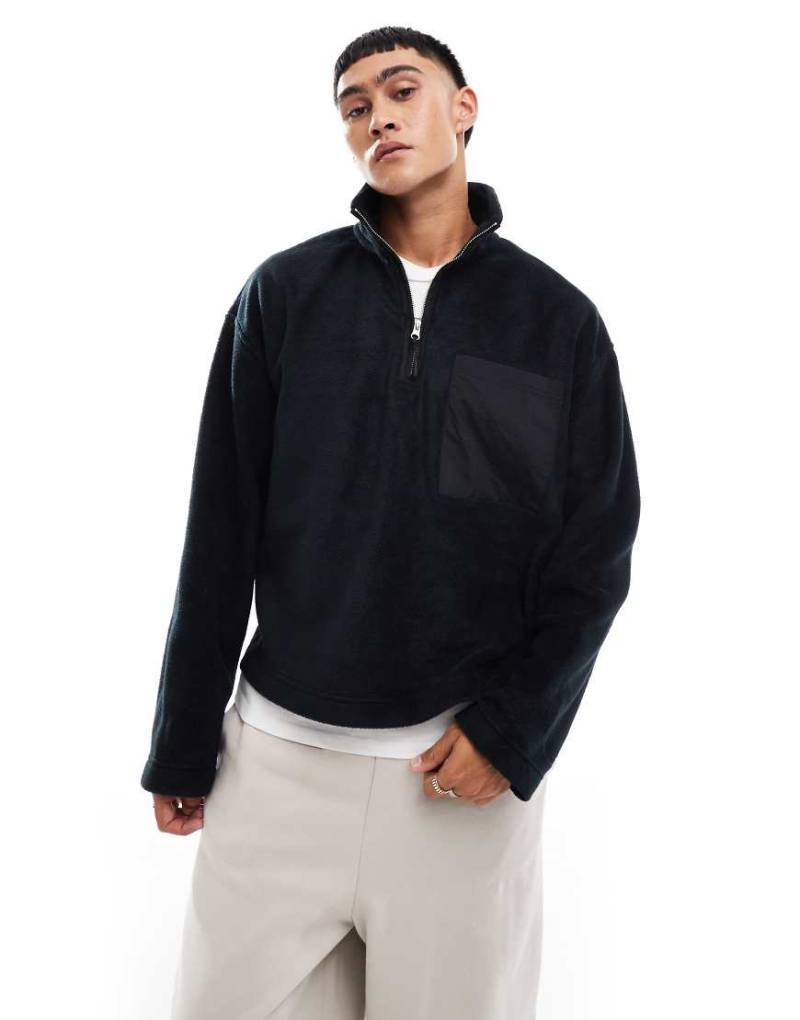 ASOS DESIGN - Super-Oversize-Sweatshirt in Schwarz aus Fleece mit kurzem Reißverschluss von ASOS DESIGN