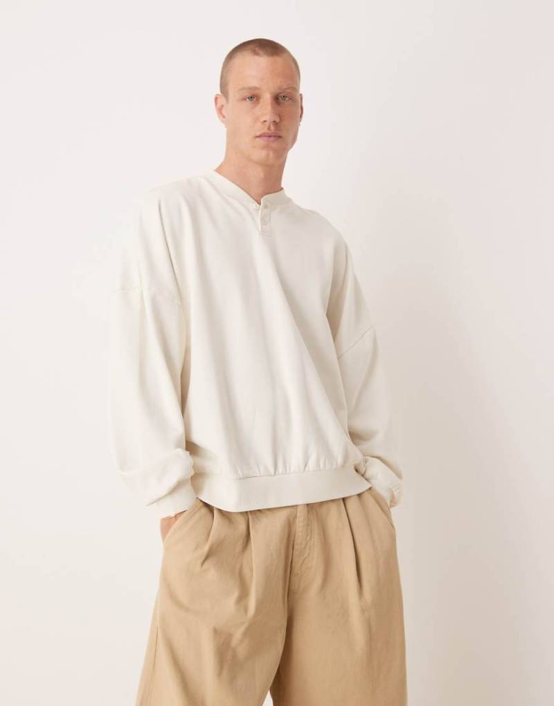 ASOS DESIGN - Super-Oversize-Sweatshirt in Weiß mit geknöpftem Kragen-Neutral von ASOS DESIGN