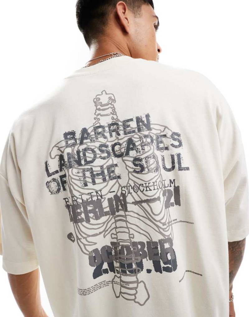 ASOS DESIGN - Super-Oversize-T-Shirt in gebrochenem Weiß mit Rückenprint von ASOS DESIGN