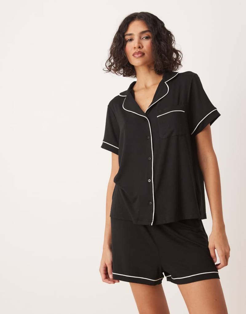 ASOS DESIGN - Super weicher Pyjama mit kurzärmligem Hemd und Shorts in Schwarz von ASOS DESIGN