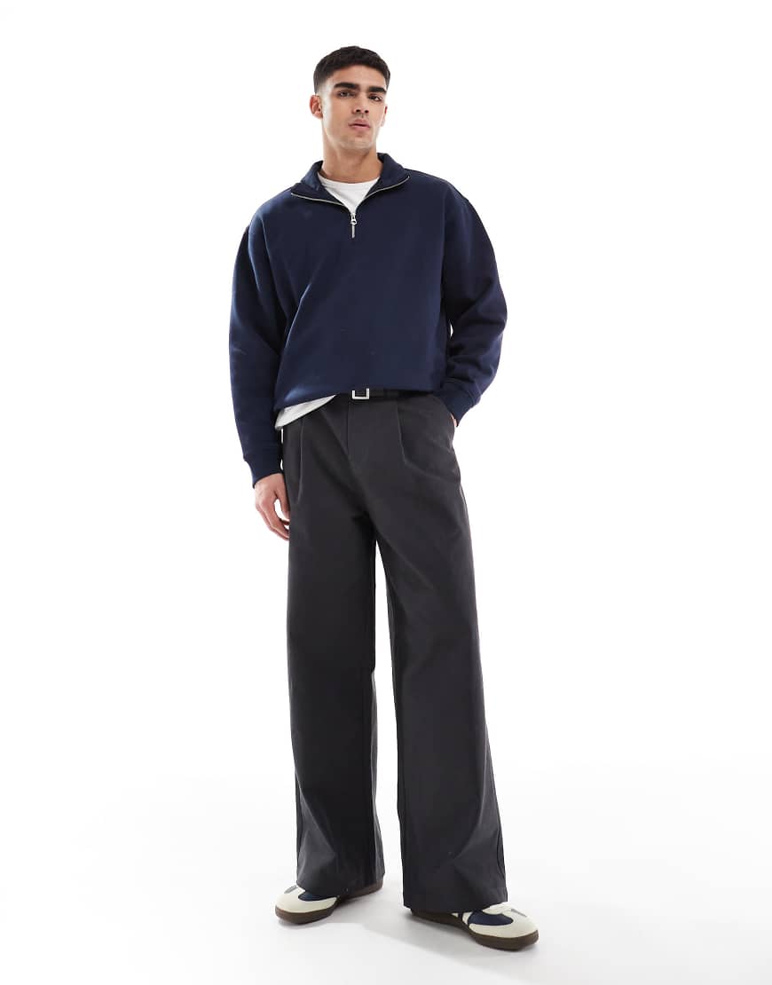ASOS DESIGN - Superweite Bundfaltenhose in Anthrazit mit Gürtel-Grau von ASOS DESIGN
