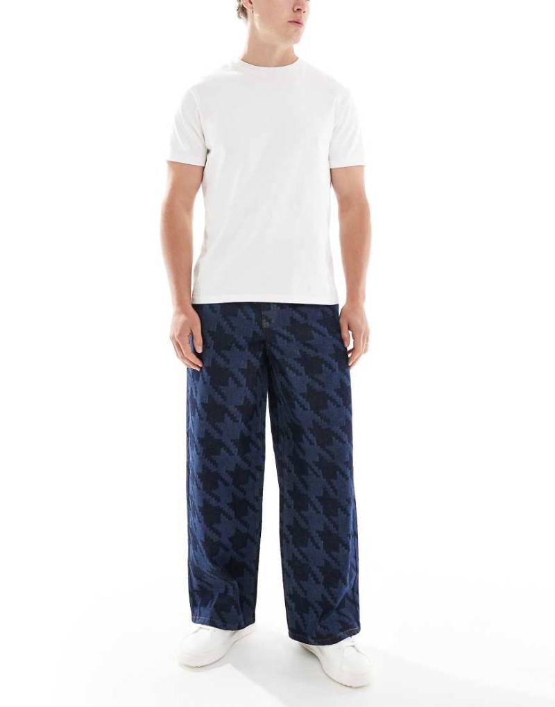 ASOS DESIGN - Super weiter Baggy Jeans in Raw-Waschung mit Hahnentritt-Laserprint-Blau von ASOS DESIGN