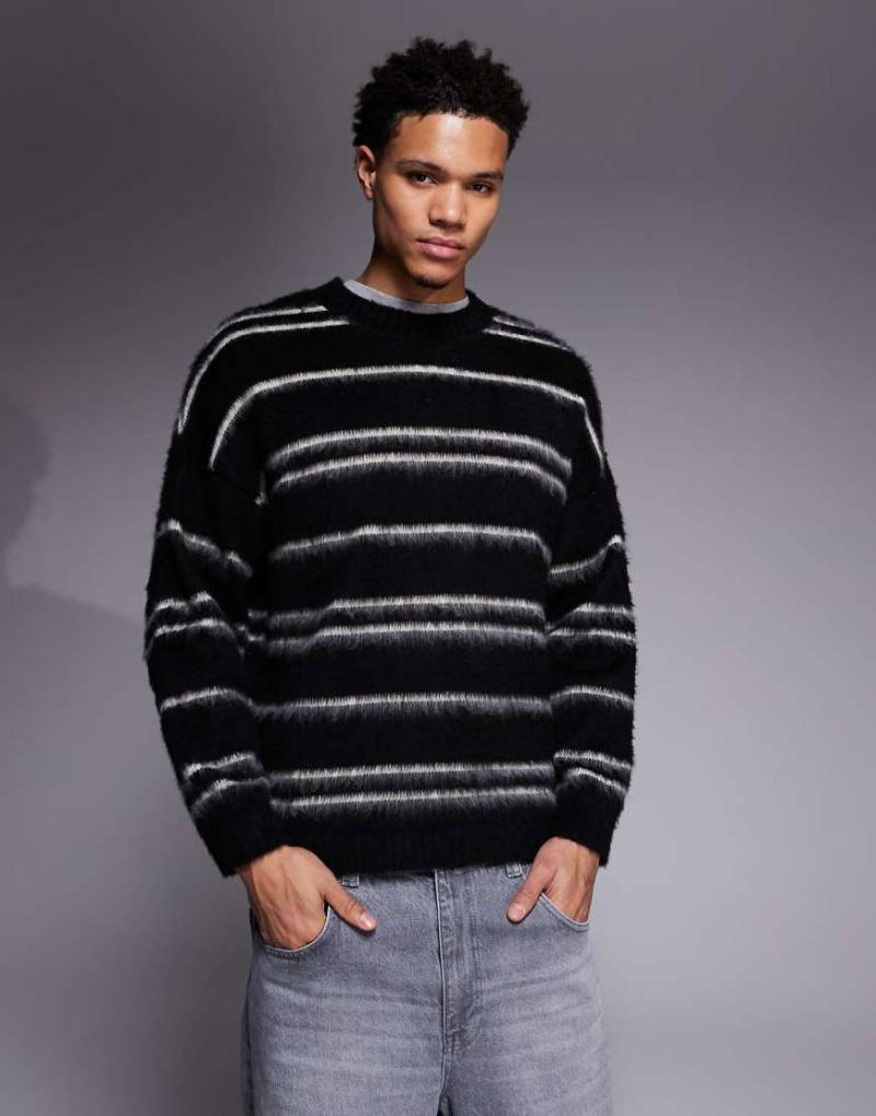 ASOS DESIGN - Superflauschiger Oversize-Strickpullover in Schwarz mit Streifen in Ecru von ASOS DESIGN