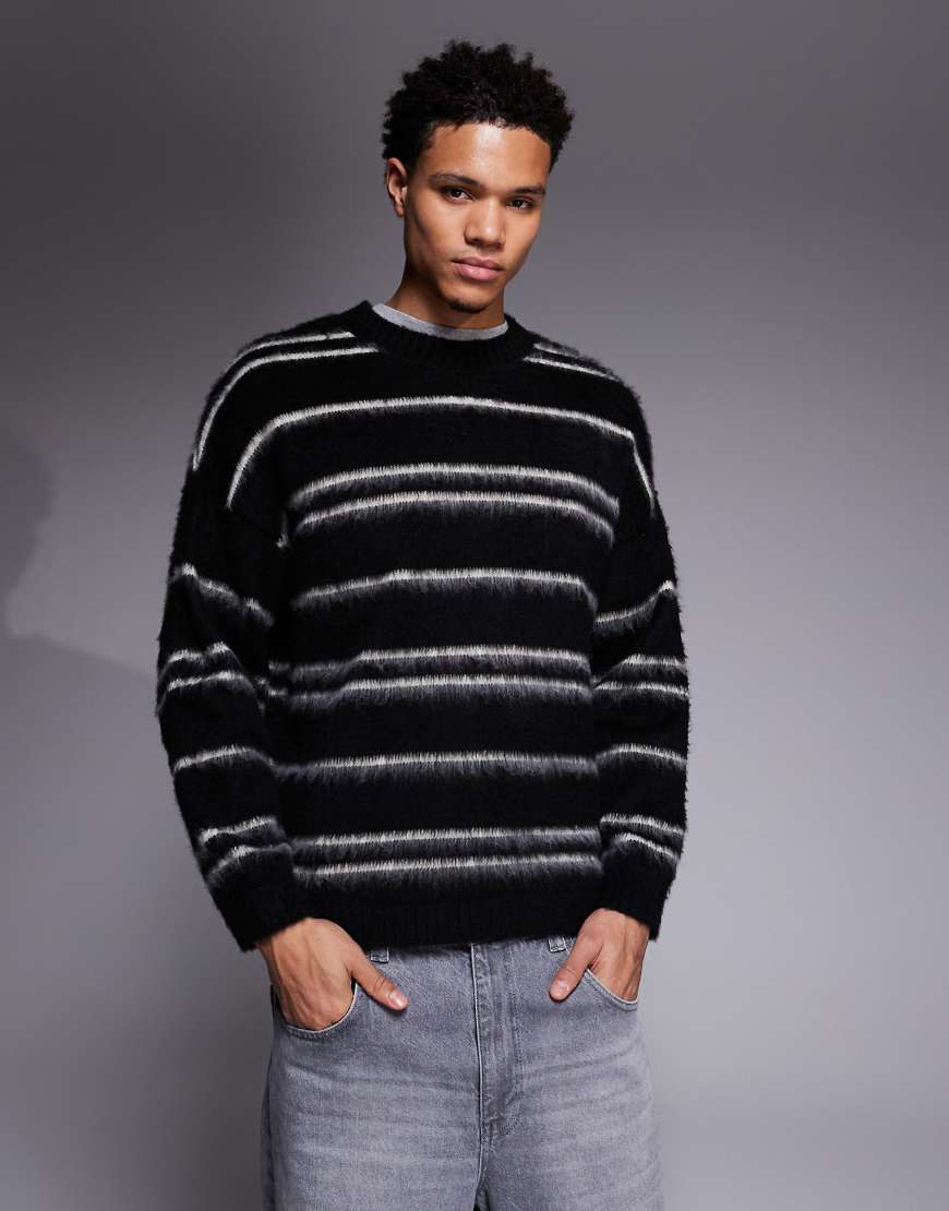 ASOS DESIGN - Superflauschiger Oversize-Strickpullover in Schwarz mit Streifen in Ecru von ASOS DESIGN