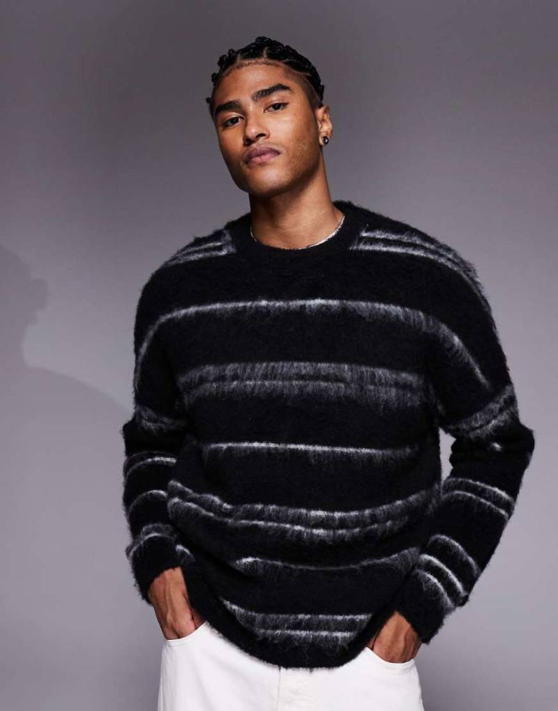 ASOS DESIGN - Superflauschiger Oversize-Strickpullover in Schwarz mit weißen Streifen von ASOS DESIGN
