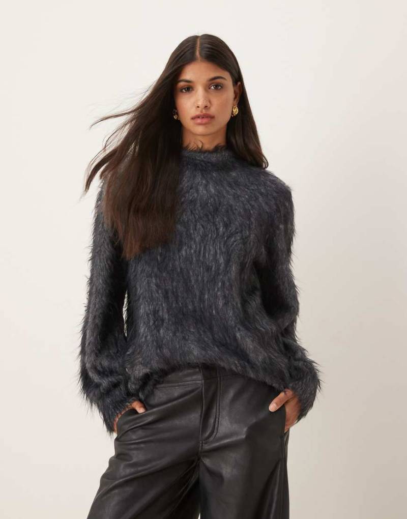 ASOS DESIGN - Superflauschiger Strickpullover in Grau mit Rundhalsausschnitt-Schwarz von ASOS DESIGN