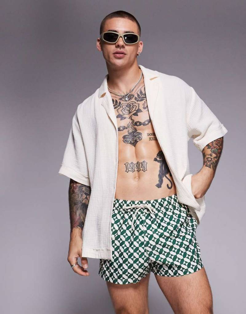 ASOS DESIGN - Superkurze Badeshorts in Grün mit geometrischem Muster von ASOS DESIGN