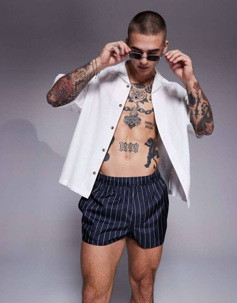 ASOS DESIGN - Superkurze Badeshorts in Marineblau mit Nadelstreifen in Weiß-Schwarz von ASOS DESIGN