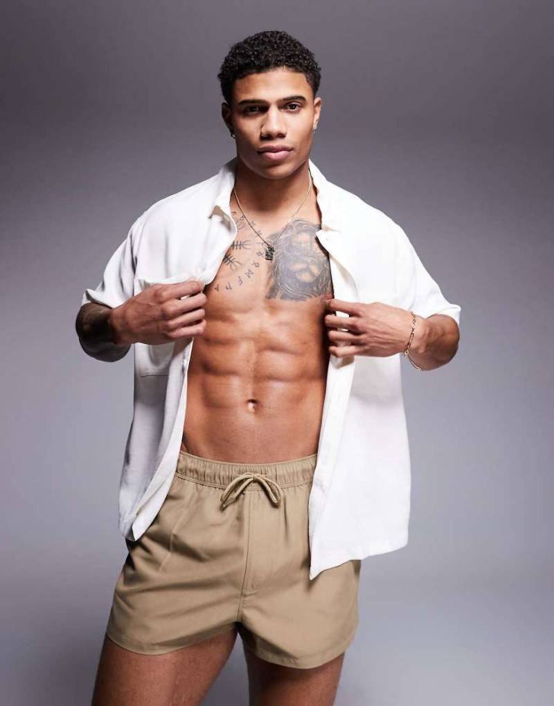 ASOS DESIGN - Superkurze Badeshorts in Steinbeige-Neutral von ASOS DESIGN