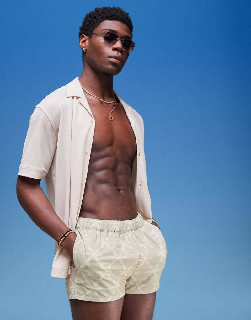 ASOS DESIGN - Superkurze Seersucker-Badeshorts in Salbeigrün mit farblich abgestimmtem Blumenmuster von ASOS DESIGN
