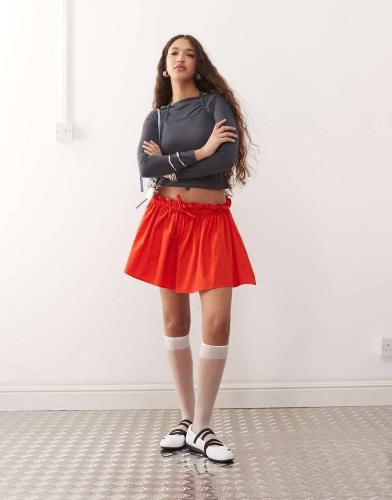 ASOS DESIGN - Superkurzer, tief sitzender Minirock aus Popeline in Rot von ASOS DESIGN