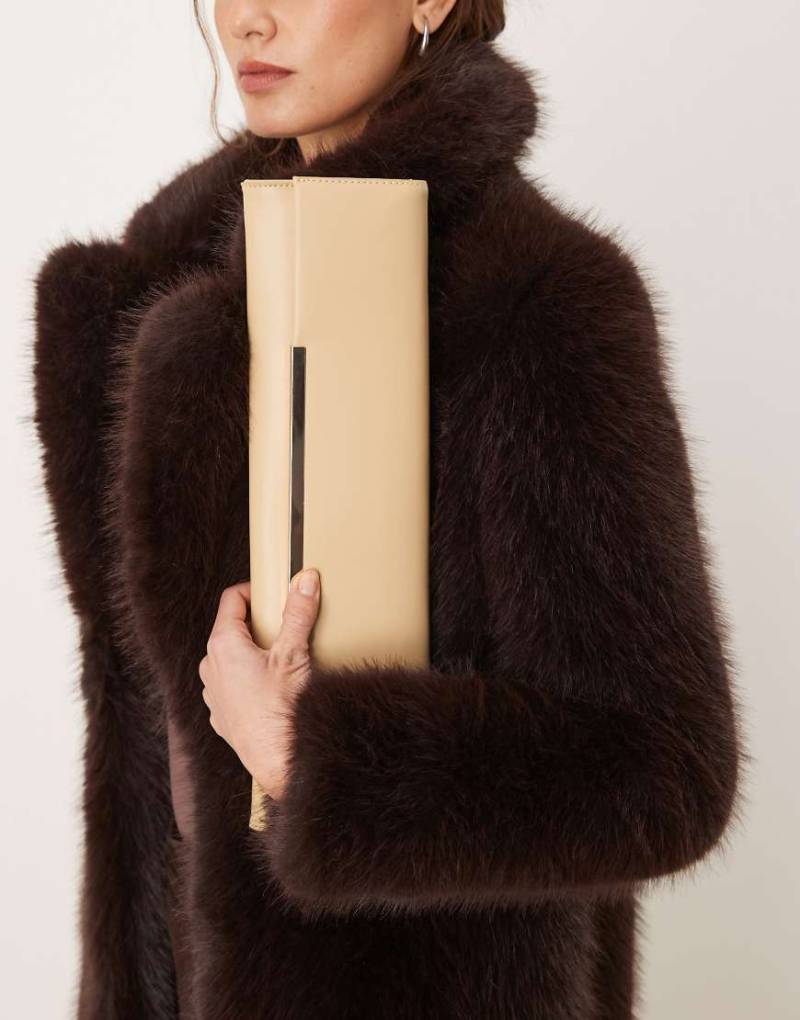 ASOS DESIGN - Superlange Clutch in Buttermilchgelb mit Bügeldetail-Neutral von ASOS DESIGN