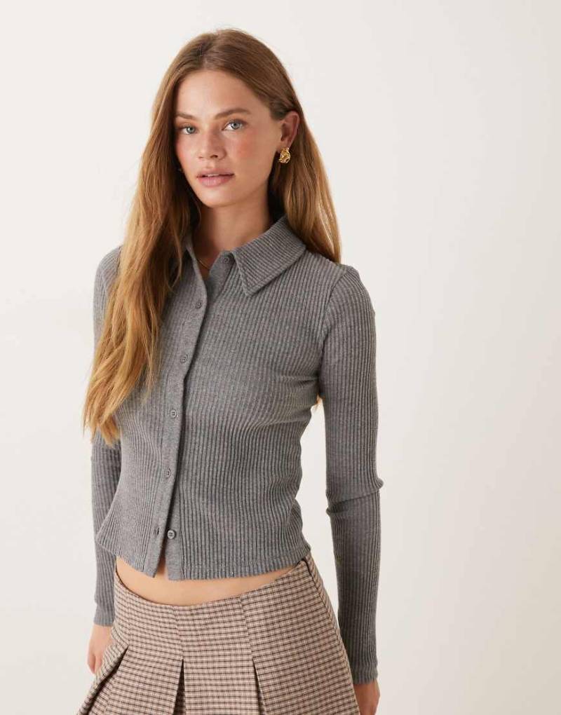 ASOS DESIGN - Superweiche, angeraute, gerippte Strickjacke in meliertem Anthrazit mit Kragen und knappem Schnitt-Grau von ASOS DESIGN