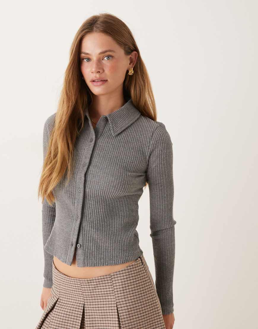 ASOS DESIGN - Superweiche, angeraute, gerippte Strickjacke in meliertem Anthrazit mit Kragen und knappem Schnitt-Grau von ASOS DESIGN