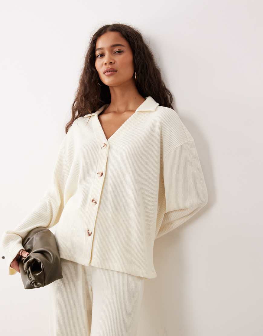 ASOS DESIGN - Superweiche, angeraute, gerippte Strickjacke in Winterweiß mit Knopfleiste-Grau ASOS DESIGN - Superweiche, angeraute, gerippte Strickjacke in Winterweiß mit Knopfleiste-Grau von ASOS DESIGN