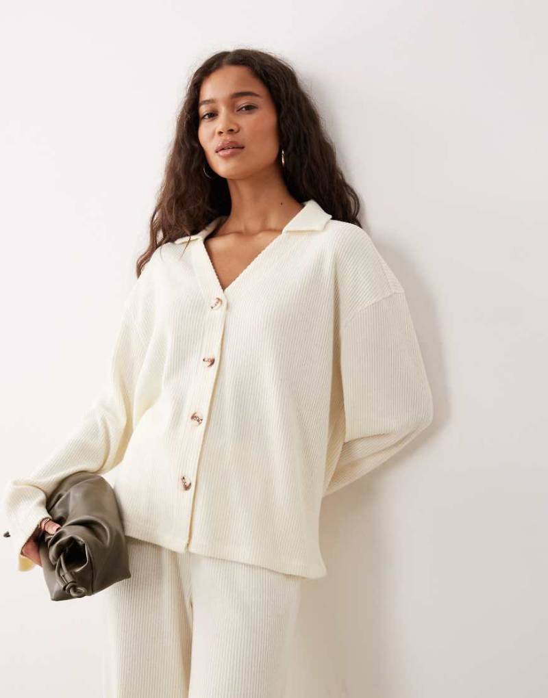 ASOS DESIGN - Superweiche, angeraute, gerippte Strickjacke in Winterweiß mit Knopfleiste-Grau von ASOS DESIGN