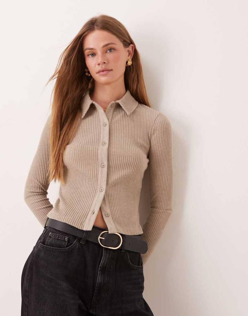 ASOS DESIGN - Superweiche, angeraute, gerippte Strickjacke in meliertem Taupe mit Kragen und knappem Schnitt-Neutral von ASOS DESIGN