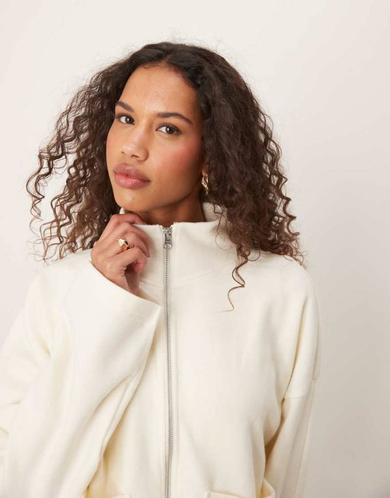 ASOS DESIGN - Superweiche, kastige Strickjacke in Weiß mit Stehkragen und Reißverschluss ASOS DESIGN - Superweiche, kastige Strickjacke in Weiß mit Stehkragen und Reißverschluss von ASOS DESIGN